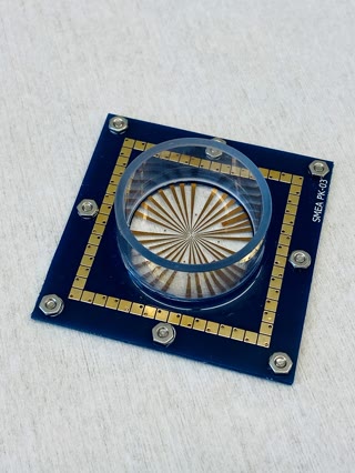 A microelectrode array — the kind of chip an organoid sits on: eight electrodes per organoid for stimulation and recording, the interface between the wetware and the Python API (Kwayyy, CC BY 4.0).