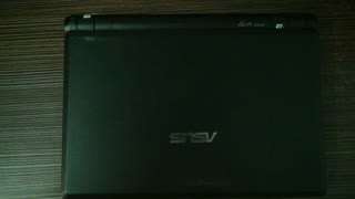 The ASUS Eee PC 701 — a mainstream consumer laptop that shipped Linux and sold out in 2007.