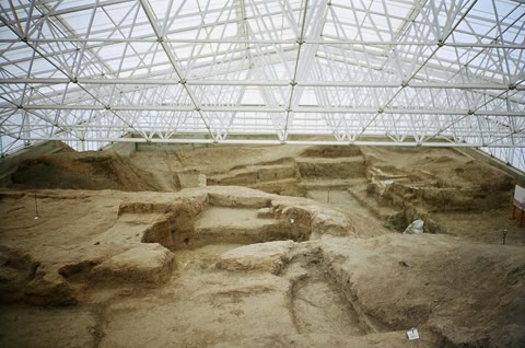 The Çatalhöyük excavation — a honeycomb of rooftop-entered houses where 8,000 people lived without streets and buried their dead beneath the floor (Wikimedia Commons contributor, CC BY-SA 3.0).