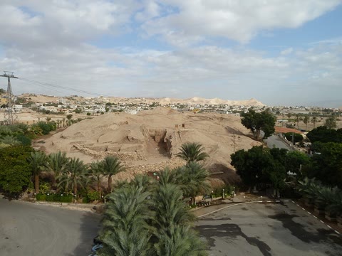 Kathleen Kenyon's trench at Tell es-Sultan, Jericho — the cut that exposed the ~8,000 BCE tower and the oldest town walls we know (Deror avi, CC BY-SA 3.0).