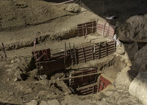 Excavations inside Shanidar Cave, Iraqi Kurdistan — where Neanderthals were laid to rest perhaps 70,000 years ago, long before our species ever saw these mountains (Hardscarf, CC BY-SA 4.0).