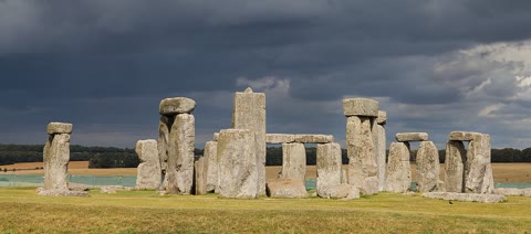 Stonehenge, Wiltshire — a thousand years of building by a people with no writing, no wheel, and no king we can name (Diego Delso, CC BY-SA 4.0).
