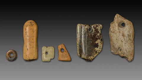Beads and notched bones from Denisova Cave — jewelry from a human species we know mostly through its DNA (Thilo Parg, CC BY-SA 4.0).