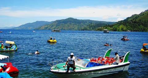 Lake Toba, Sumatra — the 100-kilometre caldera left by the largest eruption of the last two million years, ~74,000 years ago (Wagino 20100516, CC BY-SA 3.0).
